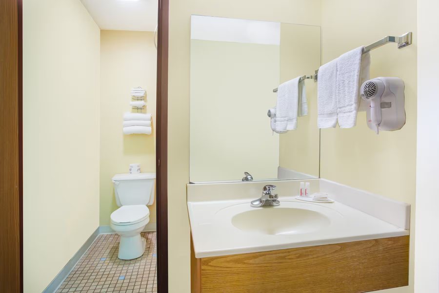 Days Inn by Wyndham Lenoir City — Bathroom