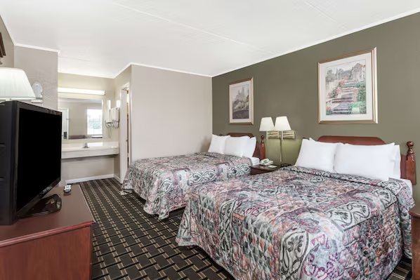 Days Inn by Wyndham Lenoir City — Guest room