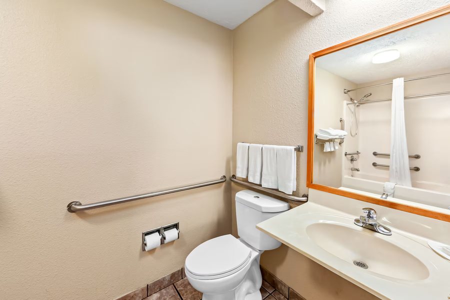 Days Inn by Wyndham Lexington — Bathroom