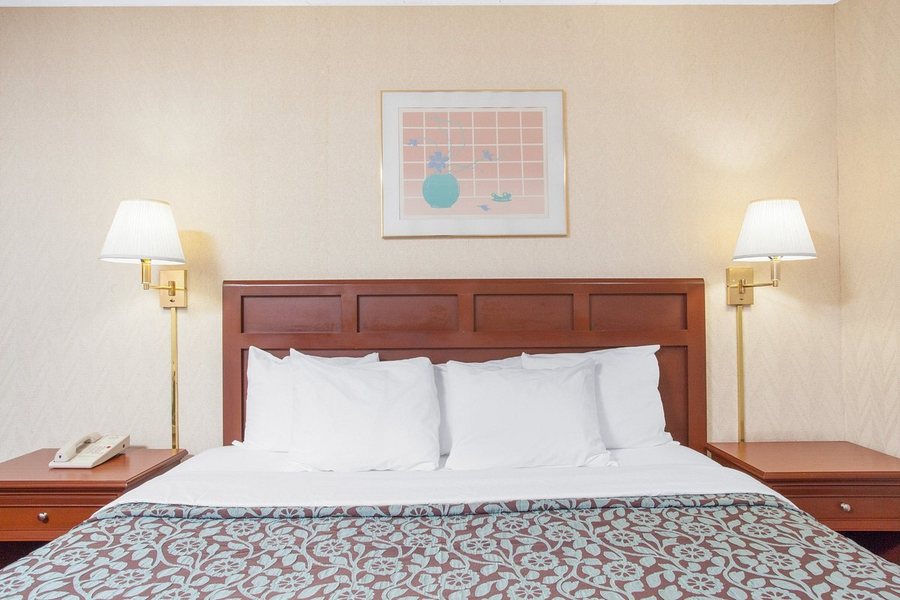 Days Inn by Wyndham Liberty NE Kansas City — Guest room