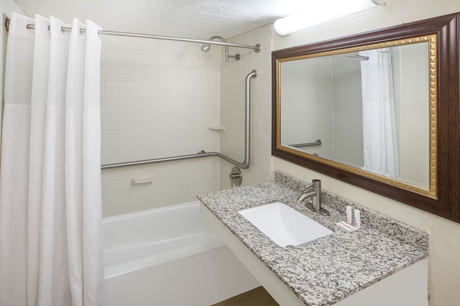 Days Inn by Wyndham Little Rock Medical Center — Bathroom