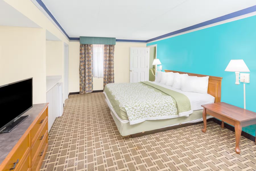 Days Inn by Wyndham Little Rock Medical Center — Guest room