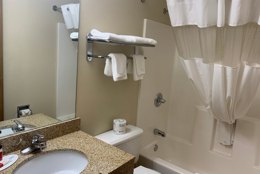 Days Inn by Wyndham Liverpool Syracuse — Bathroom
