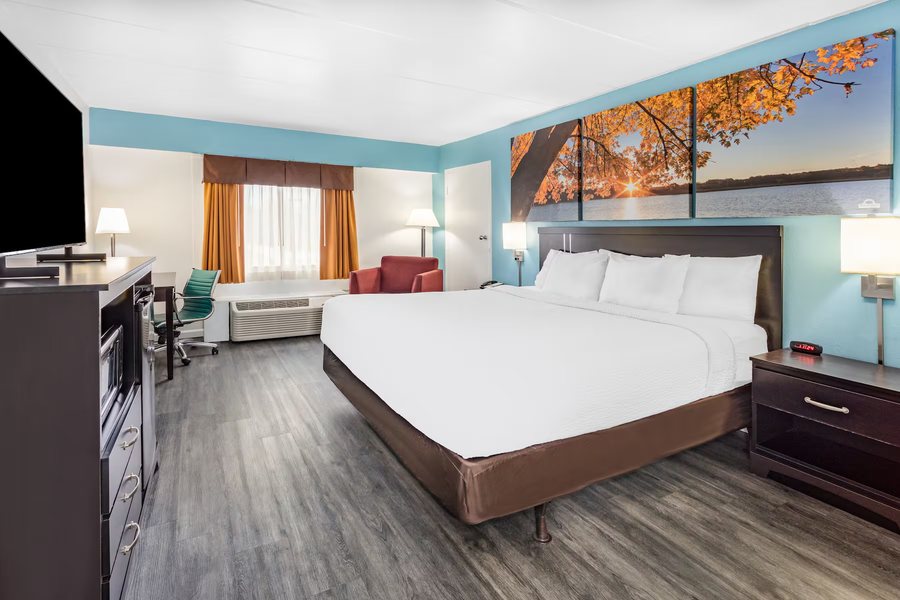 Days Inn by Wyndham Livonia Canton Detroit — Guest room