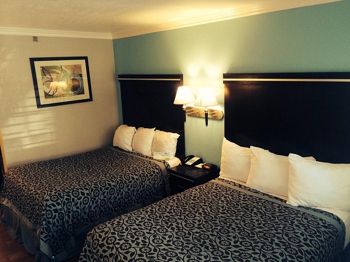 Days Inn by Wyndham Long Beach City Center — Guest room