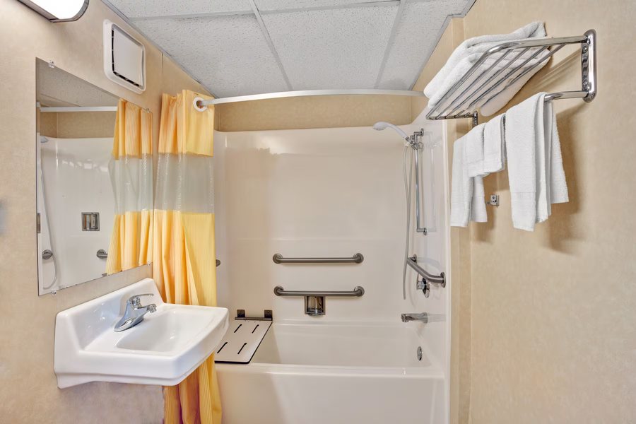 Days Inn by Wyndham Louisville Airport Fair and Expo Center — Bathroom