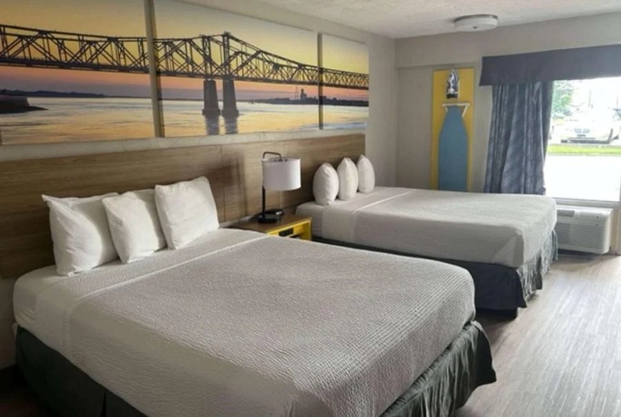 Days Inn by Wyndham Louisville Airport Fair and Expo Center — Guest room