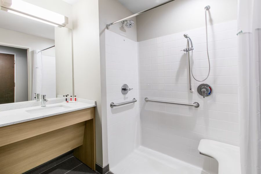 Days Inn by Wyndham Lubbock South — Bathroom