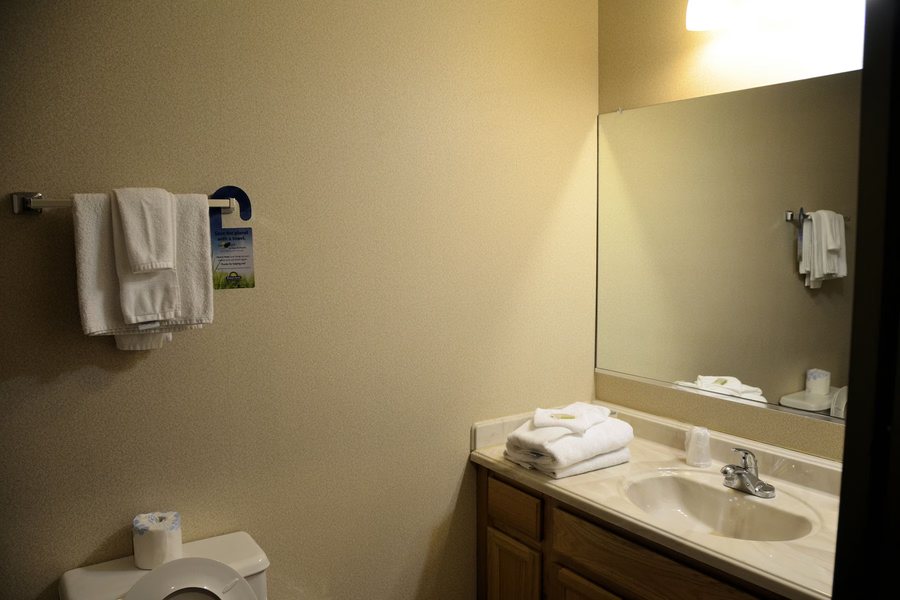Days Inn by Wyndham Luray Shenandoah — Bathroom