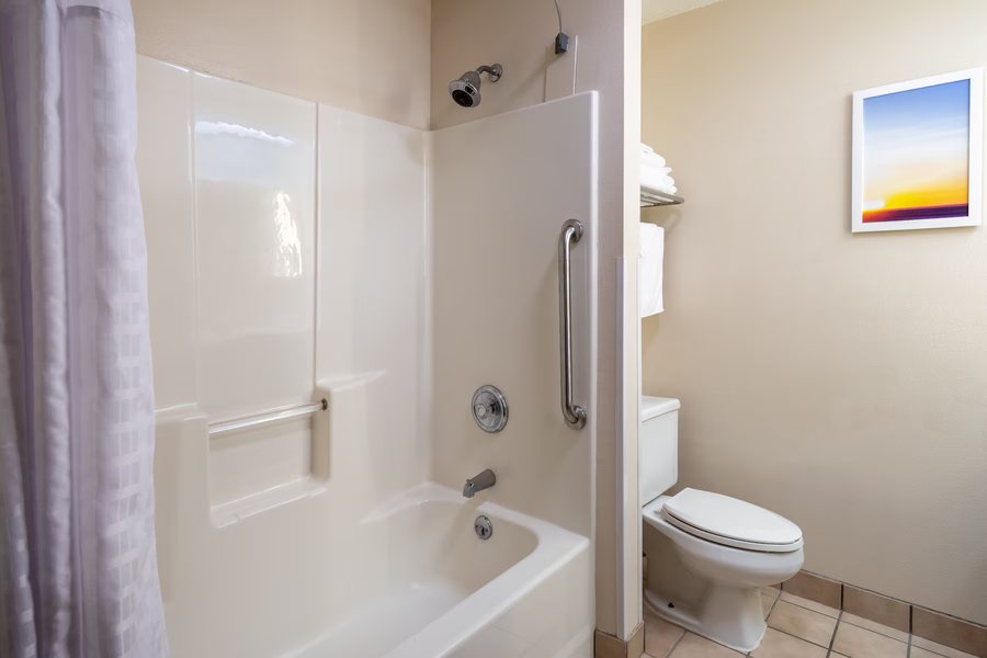 Days Inn by Wyndham Madison — Bathroom