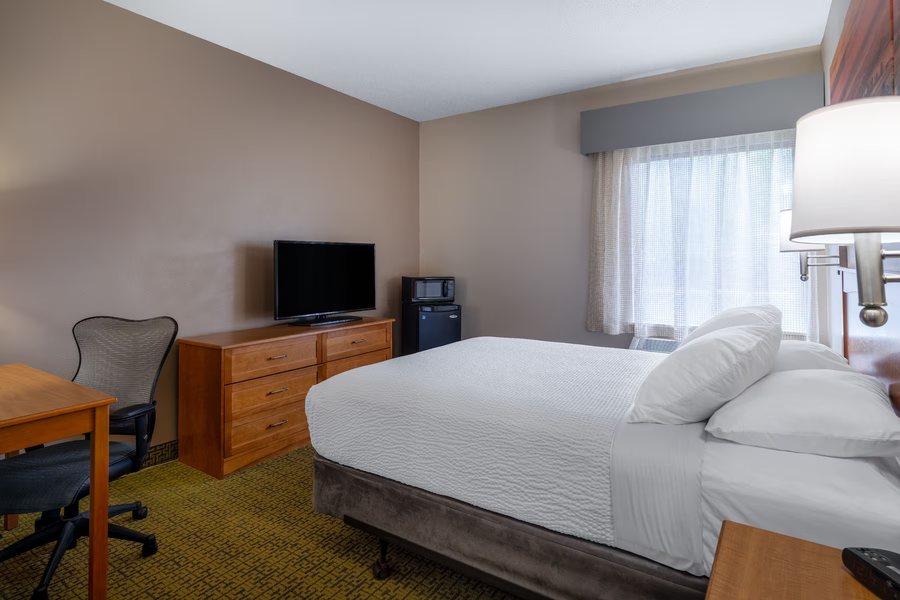 Days Inn by Wyndham Madison — Guest room