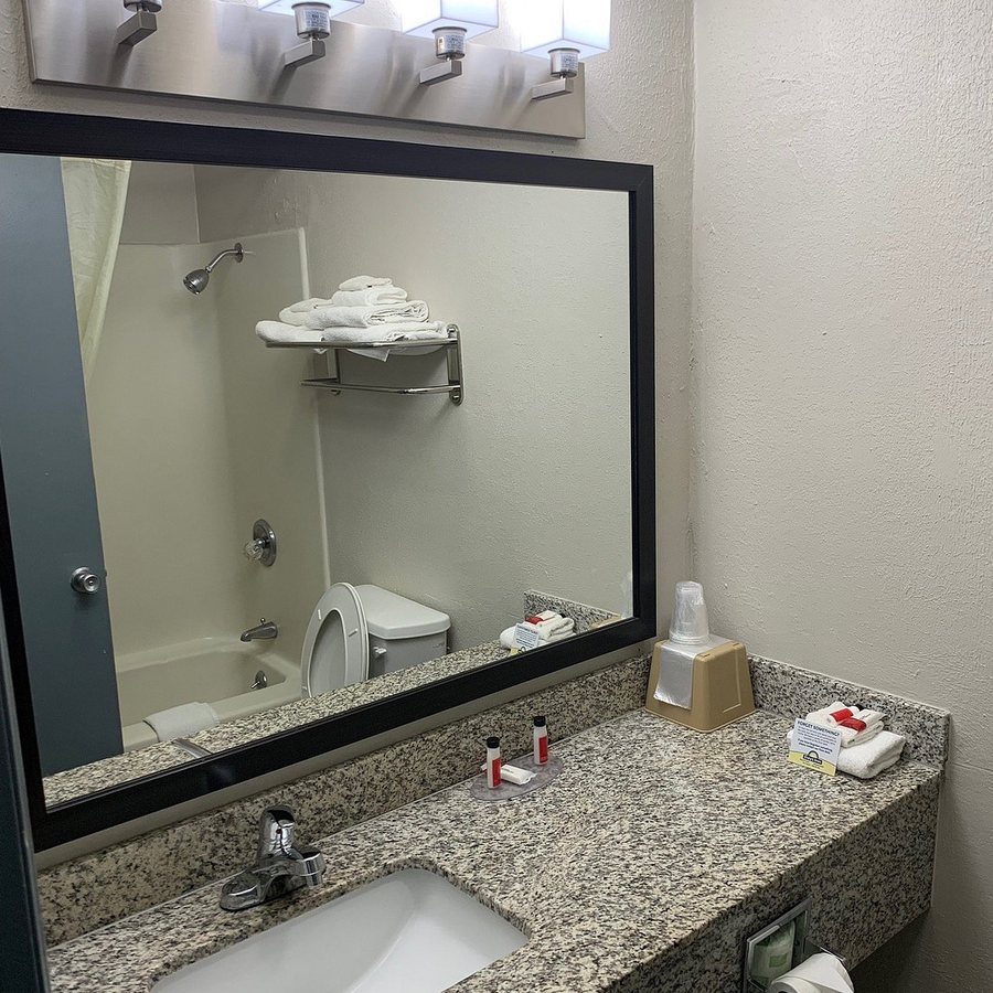Days Inn by Wyndham Madisonville — Bathroom