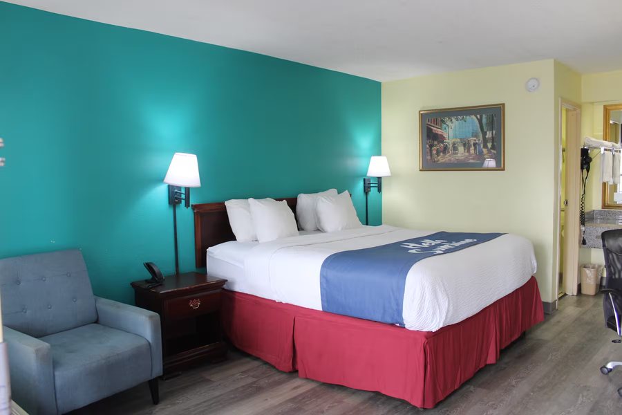 Days Inn by Wyndham Marianna — Guest room