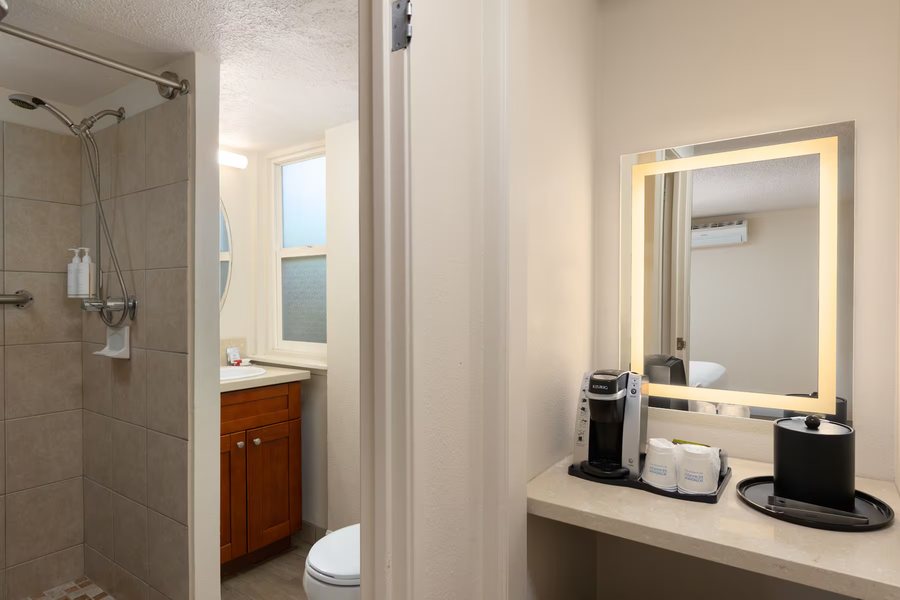 Days Inn by Wyndham Maui Oceanfront — Bathroom