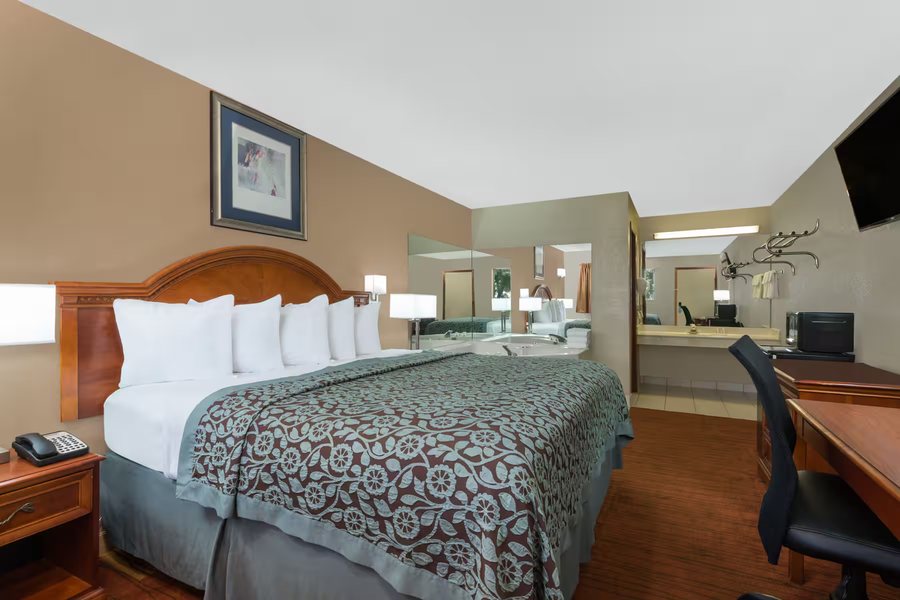 Days Inn by Wyndham Maumee Toledo — Guest room