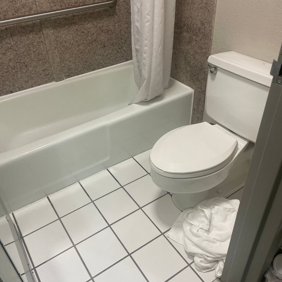 Days Inn by Wyndham Melbourne — Bathroom