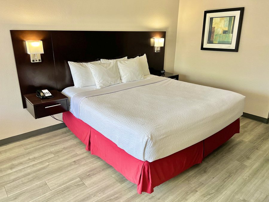 Days Inn by Wyndham Melbourne — Guest room