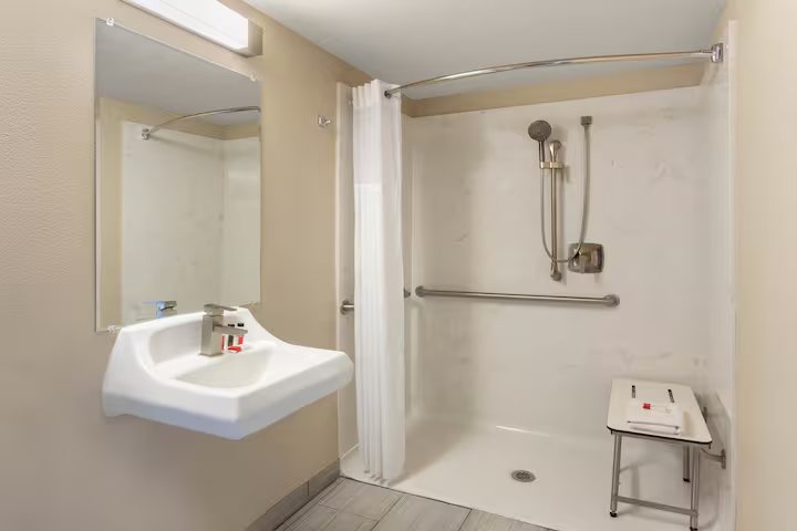 Days Inn by Wyndham Merced Yosemite Area — Bathroom
