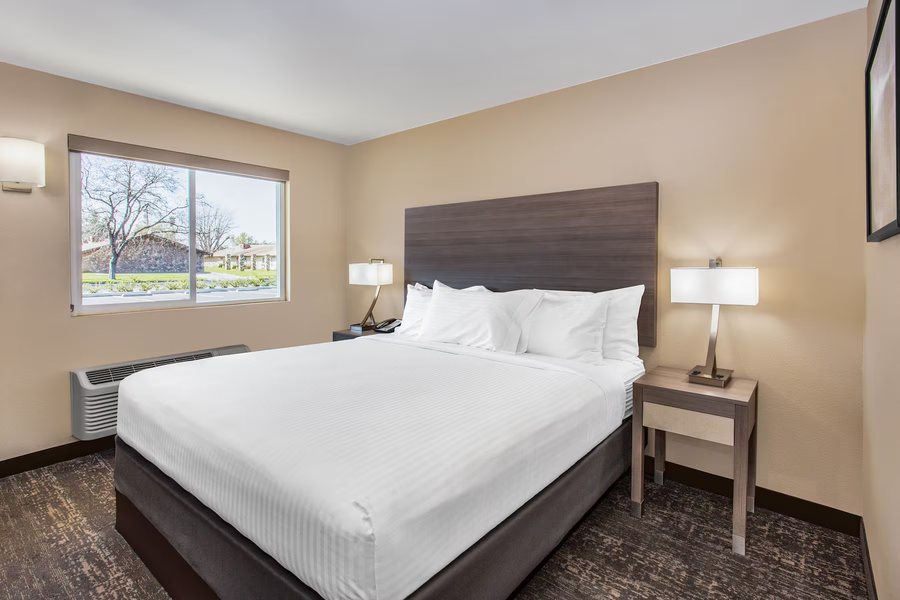 Days Inn by Wyndham Merced Yosemite Area — Guest room