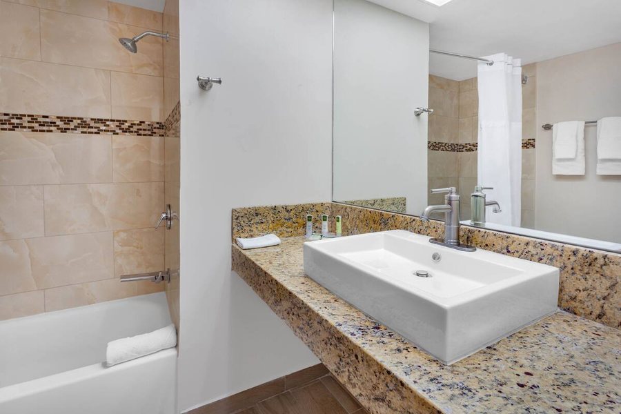 Days Inn by Wyndham Mexico — Bathroom