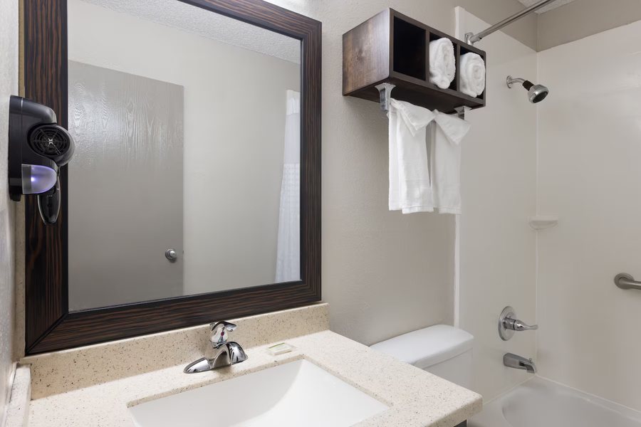 Days Inn by Wyndham Miami Airport North — Bathroom