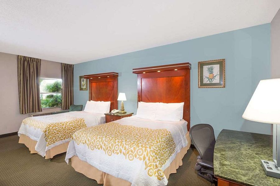 Days Inn by Wyndham Miami Airport North — Guest room