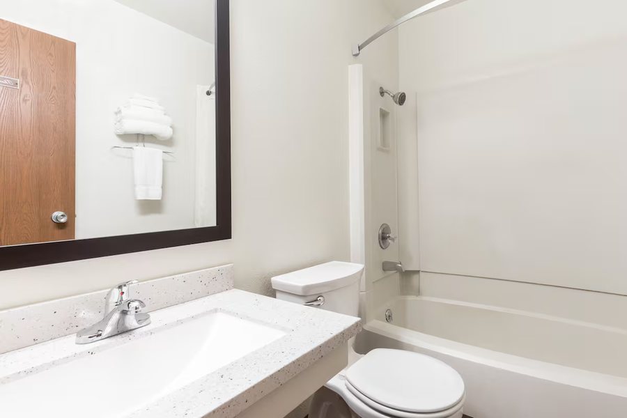 Days Inn by Wyndham Missoula Airport — Bathroom
