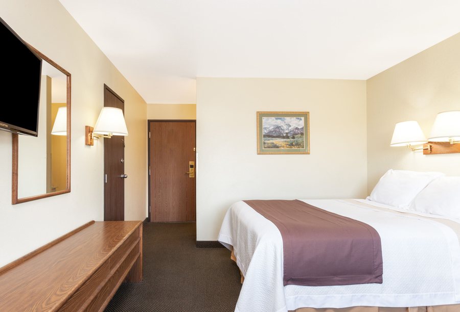 Days Inn by Wyndham Missoula Airport — Guest room