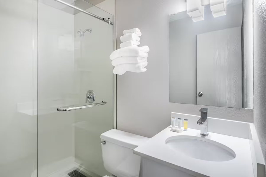 Days Inn by Wyndham Mitchell SD — Bathroom
