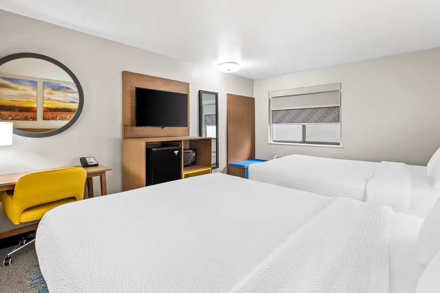Days Inn by Wyndham Mitchell SD — Guest room