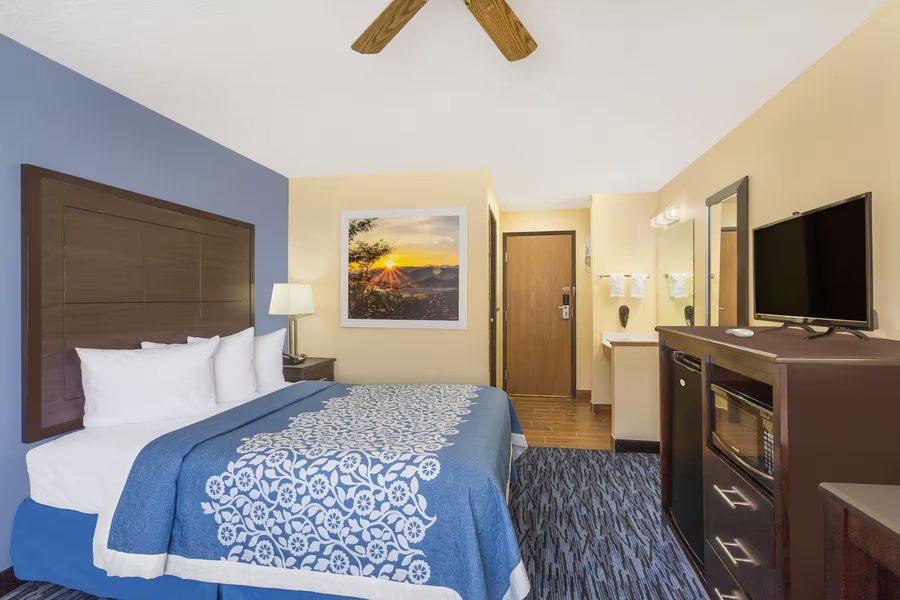 Days Inn by Wyndham Moab — Guest room