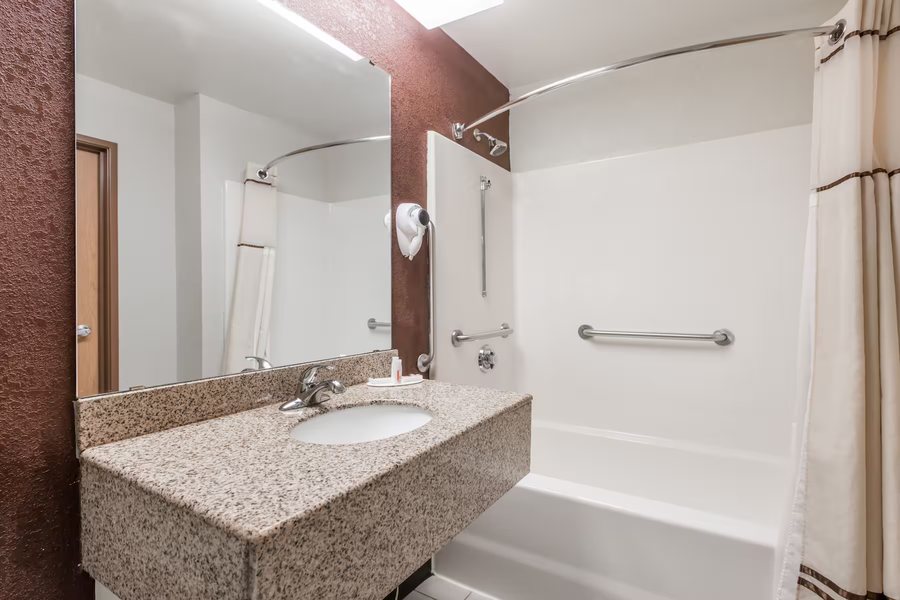 Days Inn By Wyndham Mobile I 65 — Bathroom