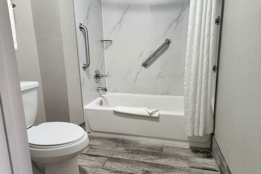 Days Inn By Wyndham Monroe La — Bathroom