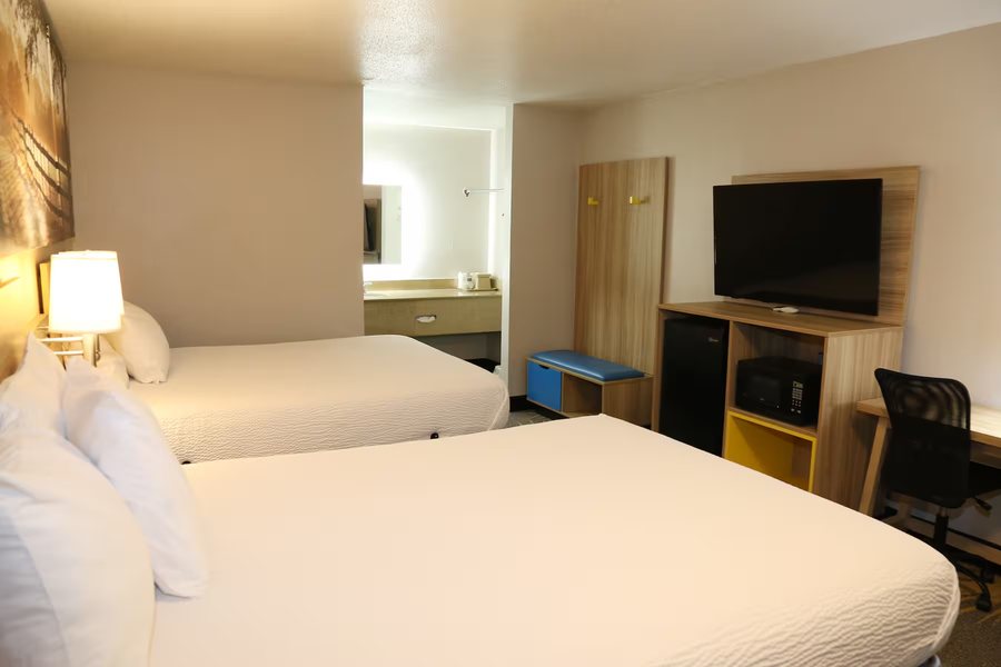 Days Inn By Wyndham Monroe La — Guest room