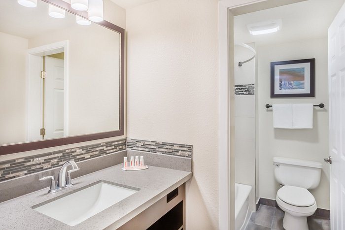 Days Inn by Wyndham Monterey Downtown — Bathroom