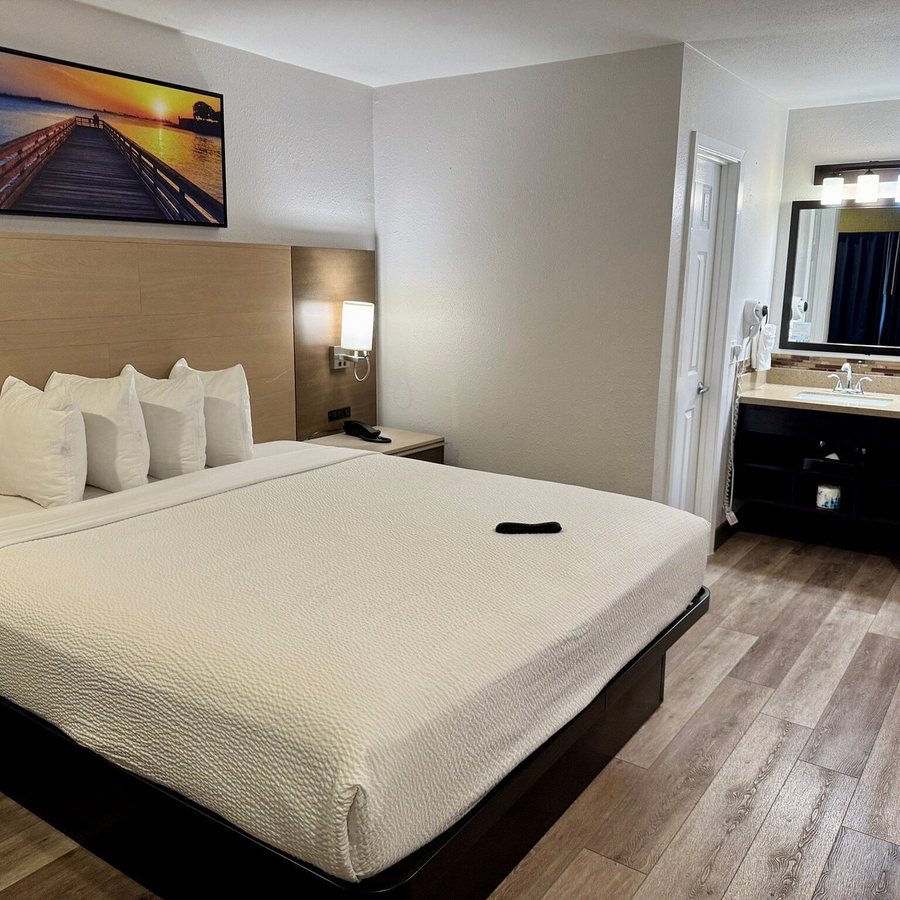 Days Inn by Wyndham Monterey Downtown — Guest room
