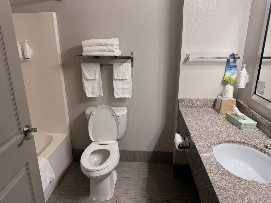 Days Inn by Wyndham Montgomery I 85 — Bathroom