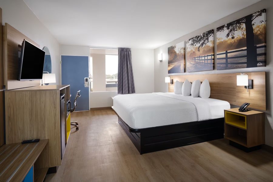 Days Inn by Wyndham Montgomery I 85 — Guest room