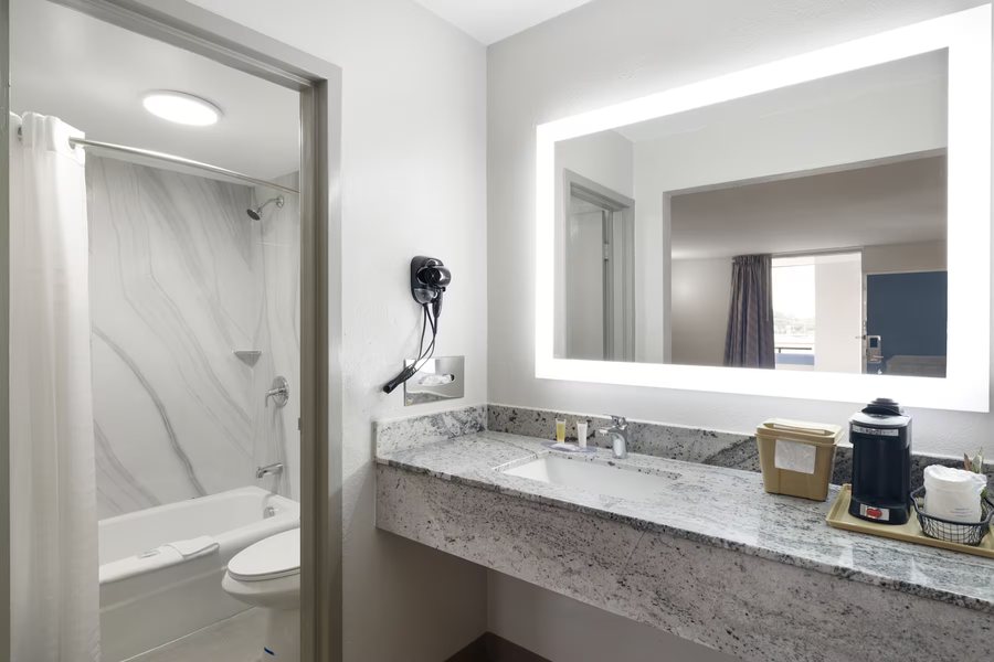 Days Inn by Wyndham Montgomery — Bathroom