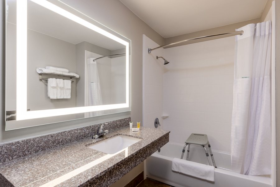 Days Inn by Wyndham Mooresville Lake Norman — Bathroom