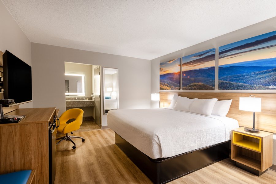 Days Inn by Wyndham Mooresville Lake Norman — Guest room