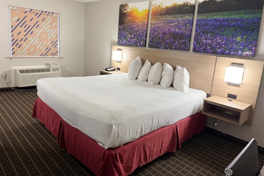 Days Inn by Wyndham Morgan s Wonderland IH 35 N — Guest room