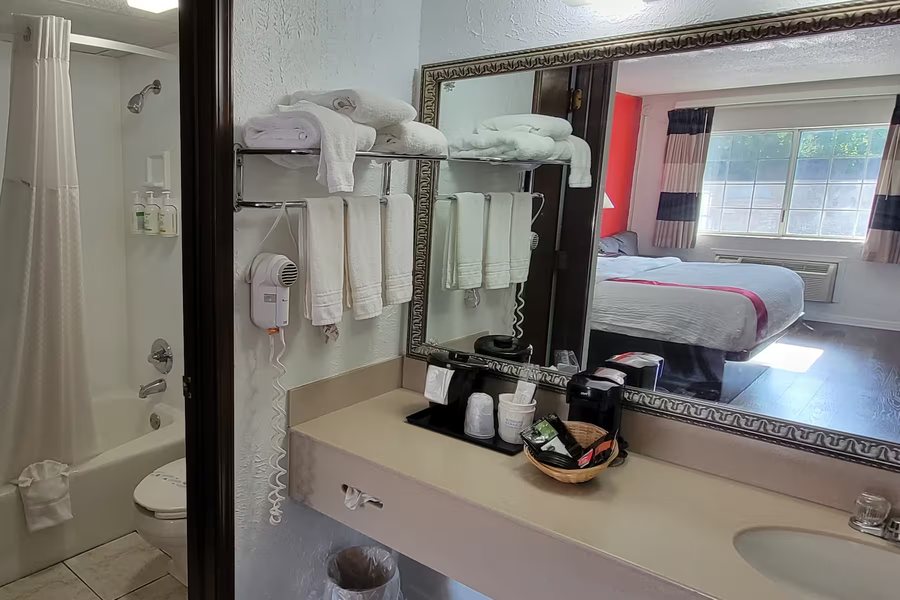 Days Inn by Wyndham Mountain Home Mountain Home Arkansas — Bathroom