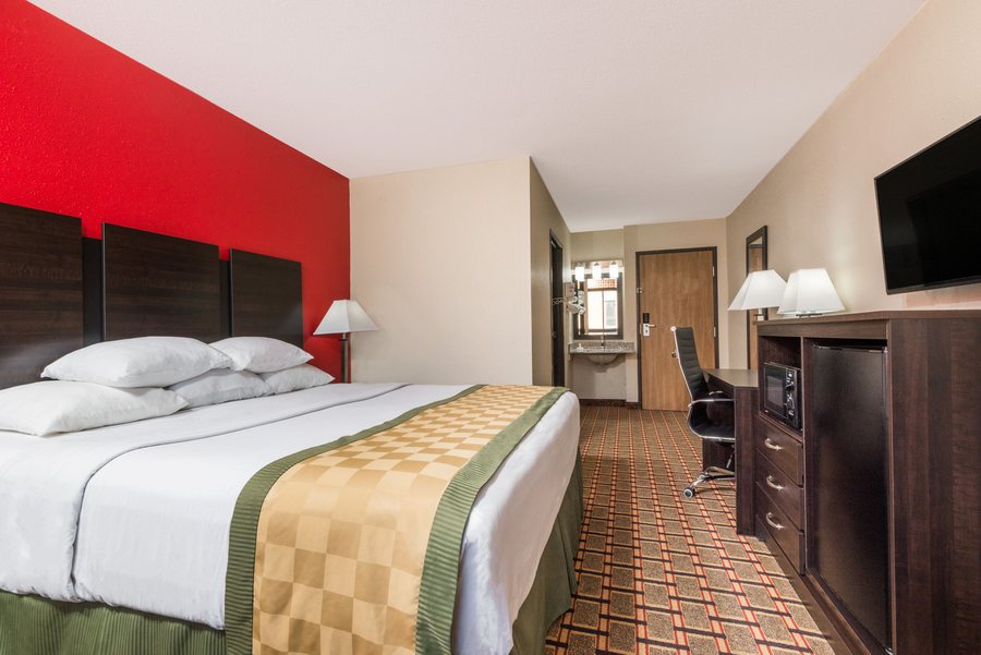 Days Inn by Wyndham Muncie Ball State University — Guest room