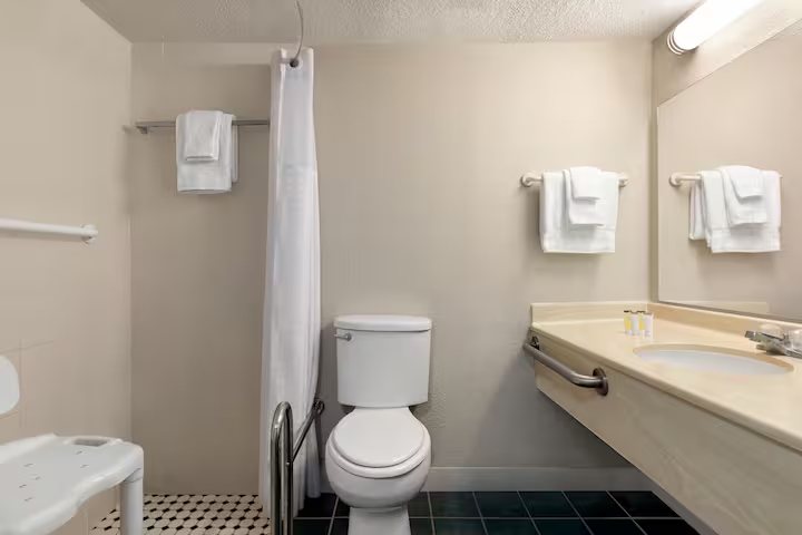 Days Inn by Wyndham Myrtle Beach Beach Front — Bathroom