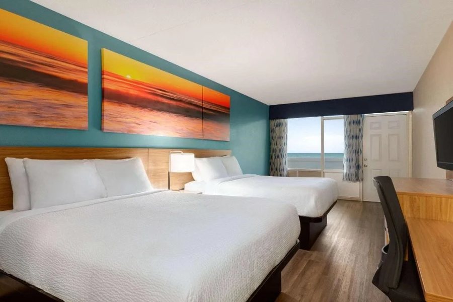 Days Inn by Wyndham Myrtle Beach Beach Front — Guest room