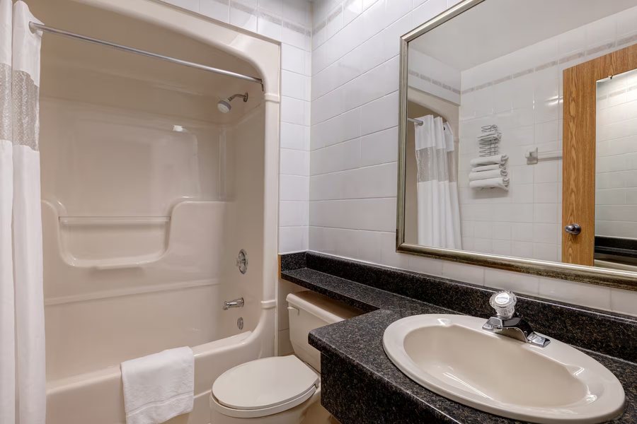 Days Inn by Wyndham Natchitoches — Bathroom