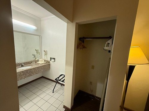 Days Inn By Wyndham Navasota — Bathroom