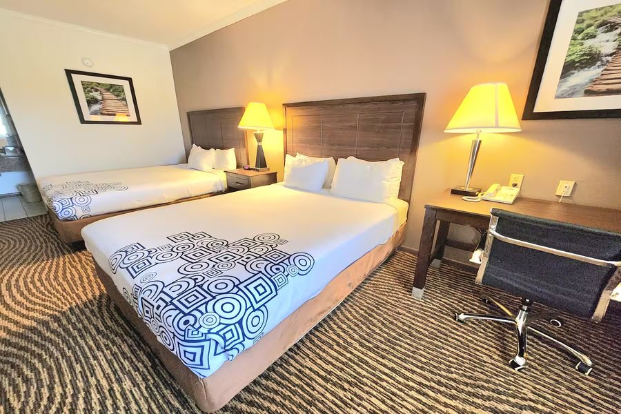 Days Inn By Wyndham Navasota — Guest room