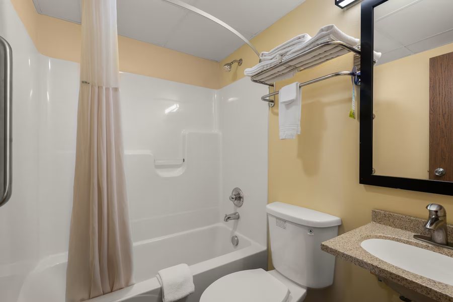Days Inn by Wyndham New Haven — Bathroom